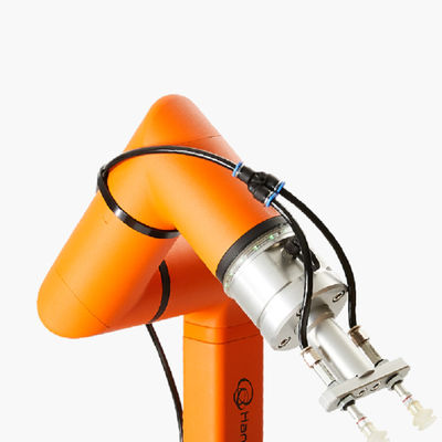 L'asse robot industriale del braccio 6 del cobot di Hanwha HCR-3 con il regolatore del braccio del robot ed insegna a pendente per la saldatura del cobot