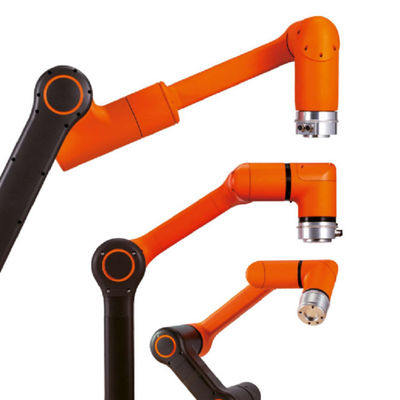 L'asse robot industriale del braccio 6 del cobot di Hanwha HCR-3 con il regolatore del braccio del robot ed insegna a pendente per la saldatura del cobot