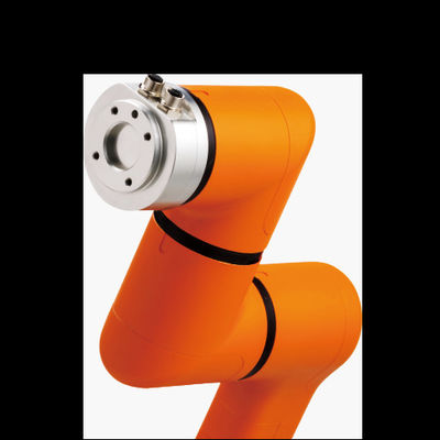 L'asse robot industriale del braccio 6 del cobot di Hanwha HCR-3 con il regolatore del braccio del robot ed insegna a pendente per la saldatura del cobot
