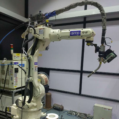 OTC FD-V8 con il robot per saldatura di MIG della saldatrice DM350