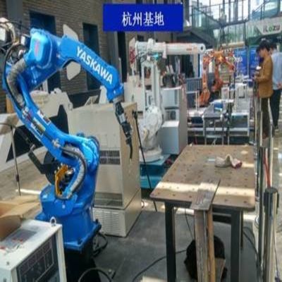 Pallet che impila asse Motoman GP50 del robot 6 con il manipolatore robot del braccio