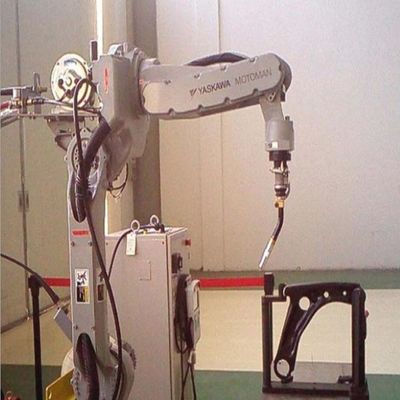 Un robot per saldatura automatico Motoman AR2010 di 6 assi con il saldatore RD350S