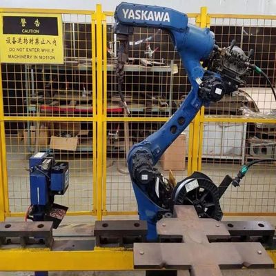 Un robot per saldatura automatico Motoman AR2010 di 6 assi con il saldatore RD350S