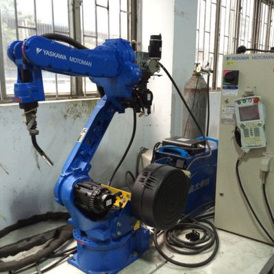 Un robot per saldatura automatico Motoman AR2010 di 6 assi con il saldatore RD350S