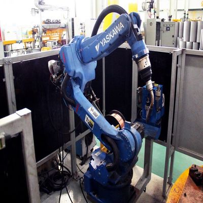 Braccio Motoman AR1440 del robot di 6 assi con il saldatore RD350S per saldatura robot