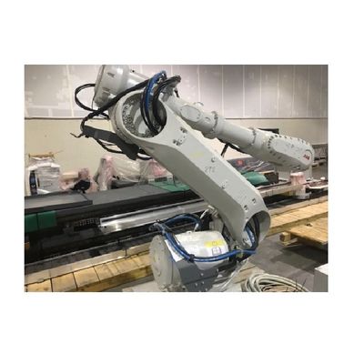 Robot industriale IRB6700-300/2.7 con il braccio del robot come saldatrice per saldatura a punti