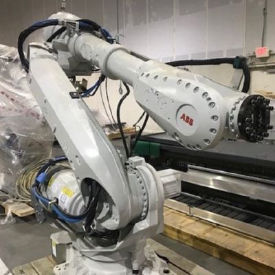 Alta efficienza IRB6700-200/2.6 con il manipolatore ed i cannelli per saldare come macchina della saldatura a punti