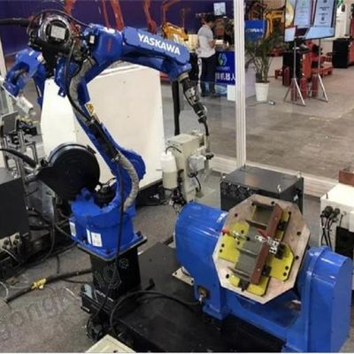 Saldatrice del robot industriale di Motoman AR1440 con altri saldatori dell'ARCO come robot per saldatura automatico