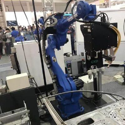 Saldatrice del robot industriale di Motoman AR1440 con altri saldatori dell'ARCO come robot per saldatura automatico