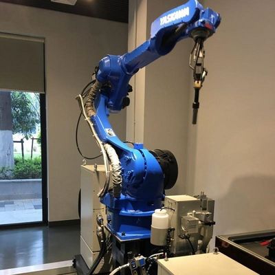 Robot industriale automatico di Motoman AR2010 con altri saldatori RD350S dell'ARCO per saldatura come saldatrice