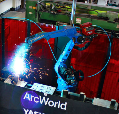 Un robot industriale di 6 assi di AR2010 con i saldatori dell'ARCO di RD350S per l'altro apparecchio per saldare