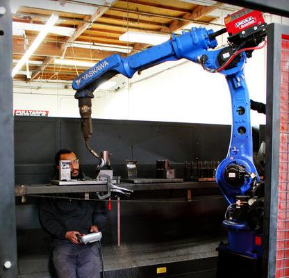 Robot astuto veloce ed accurato AR2010 come portata 2010mm del carico utile 12kg della saldatrice di MIG per la saldatura ad arco