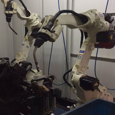 Un robot per saldatura automatico OTC FD-B6 di 6 assi con la saldatrice di MIG DM350