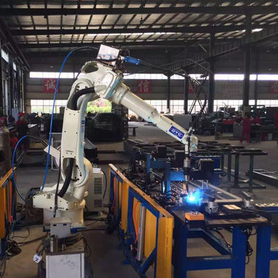Un robot per saldatura automatico OTC FD-B6 di 6 assi con la saldatrice di MIG DM350