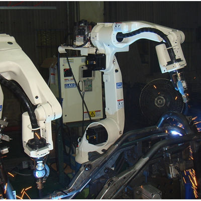 Un robot per saldatura automatico OTC FD-B6 di 6 assi con la saldatrice di MIG DM350