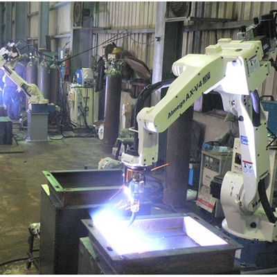 Un robot per saldatura automatico OTC FD-B6 di 6 assi con la saldatrice di MIG DM350