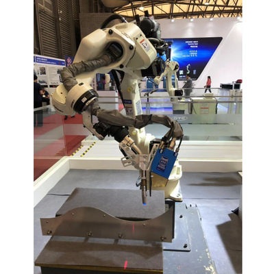 Un robot per saldatura automatico OTC FD-B6 di 6 assi con la saldatrice di MIG DM350