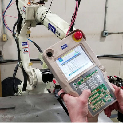 Saldatura di MIG FD-B6 con l'altro braccio robot industriale di asse dei saldatori DM500 6 dell'ARCO
