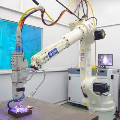 Robot per saldatura automatico del robot per saldatura FD-V8L con i saldatori dell'ARCO DM350 come saldatrice di MIG