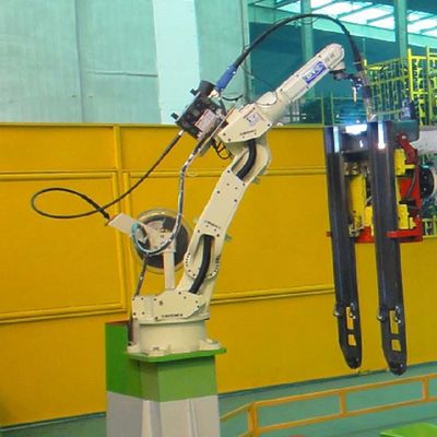 Robot per saldatura automatico del robot per saldatura FD-V8L con i saldatori dell'ARCO DM350 come saldatrice di MIG