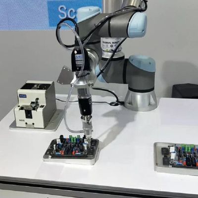 Robot leggero UR 5e di Cobot con il manipolatore del carico utile 5KG come robot di collaborazione per la macchina del posto e della scelta