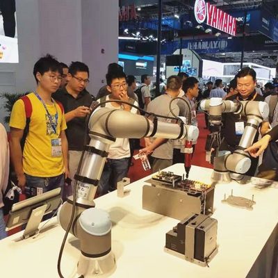Robot leggero UR 5e di Cobot con il manipolatore del carico utile 5KG come robot di collaborazione per la macchina del posto e della scelta