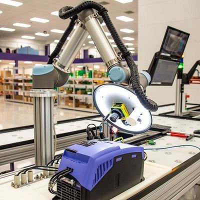 Mini Robot UR 3e del robot di collaborazione con il carico utile 3KG come Cobot per le parti dell'attrezzatura di maneggio del materiale