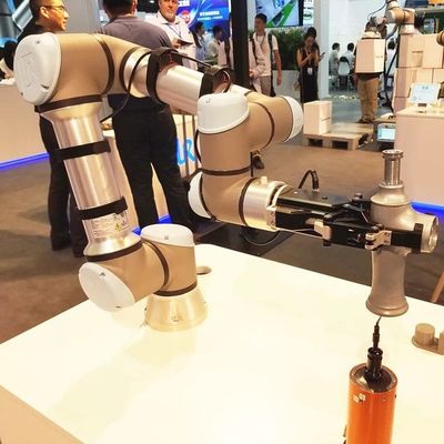 Mini Robot UR 3e del robot di collaborazione con il carico utile 3KG come Cobot per le parti dell'attrezzatura di maneggio del materiale