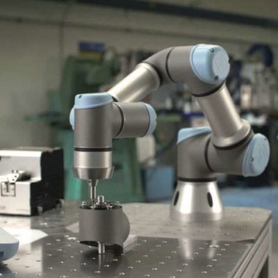 Caricamento robot automatico di asse UR5e del braccio 6 e scaricare il robot del posto e della scelta