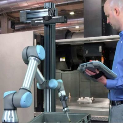 Caricamento robot automatico di asse UR5e del braccio 6 e scaricare il robot del posto e della scelta