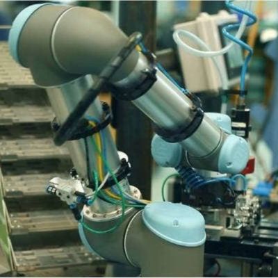 Caricamento robot automatico di asse UR5e del braccio 6 e scaricare il robot del posto e della scelta