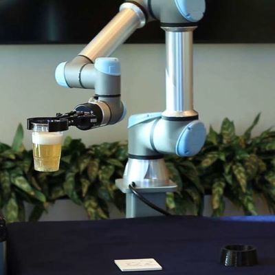 Caricamento robot automatico di asse UR5e del braccio 6 e scaricare il robot del posto e della scelta