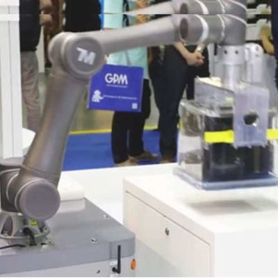 Il robot di collaborazione TM5-700 seleziona e dispone l'asse del braccio 6 del robot come Cobot