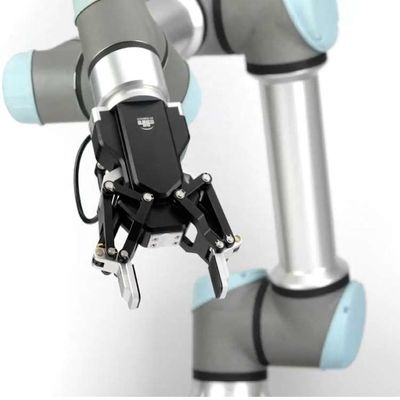 Associazione della pinza di presa AG-95 del robot con l'asse robot del braccio 6 di UR come robot di collaborazione