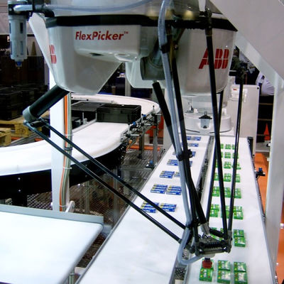 Braccio astuto industriale IRB 360 del robot di ABB con le asce 3/4 di delta del braccio con il robot di delta della macchina del posto e della scelta