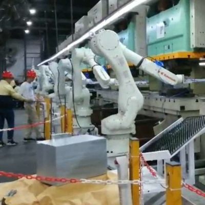 Braccio robotico industriale 6 assi Kawasaki RS050N con rotaia guida CNGBS per robot di movimentazione pallet