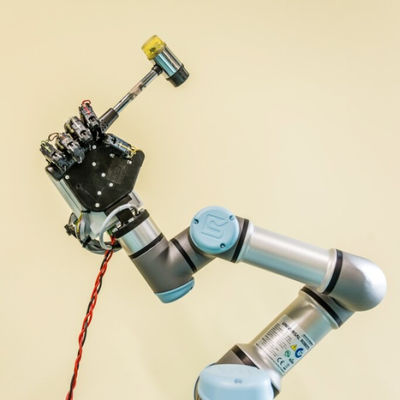 Asse della scelta e del posto 6 del braccio del robot industriale di Cobot UR3 con la scelta della pinza di presa ed il braccio del robot della macchina del posto