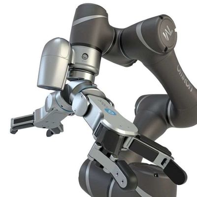 Braccio robot di collaborazione con il dito flessibile RG6 della pinza di presa 2 come pinza di presa del robot