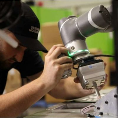 Pinza di presa VGC10 del robot di vuoto con il braccio robot di collaborazione come robot industriale