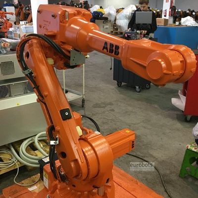 Un braccio robot ABB IRB2600 di 6 assi del robot industriale per la macchina imballatrice di trasporto con palette d'imballaggio e del robot