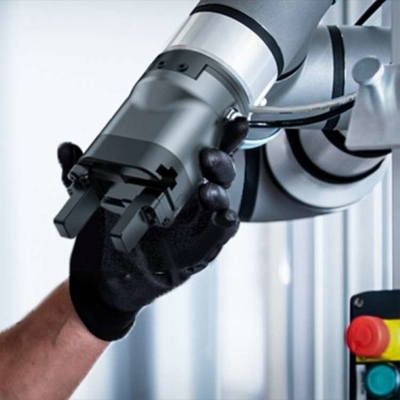 Robot di collaborazione con la pinza di presa elettrica parallela cooperativa PGC-140 come Cobot