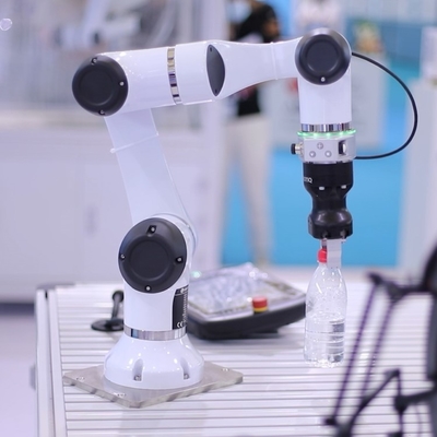 La serie scherzosa E5 Cobot di HAN come lavoro della macchina del posto e della scelta con il carico utile 5kg del robot del AGV con l'asse 6