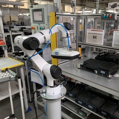 La serie scherzosa E5 Cobot di HAN come lavoro della macchina del posto e della scelta con il carico utile 5kg del robot del AGV con l'asse 6