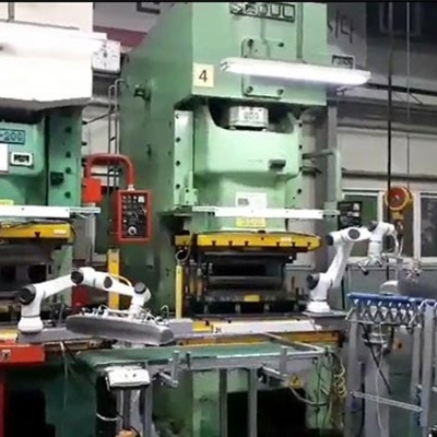 La serie scherzosa E5 Cobot di HAN come lavoro della macchina del posto e della scelta con il carico utile 5kg del robot del AGV con l'asse 6